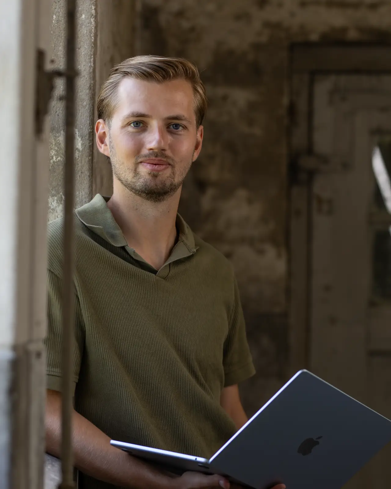 Jestin Hoogeveen van Cotive met zijn laptop